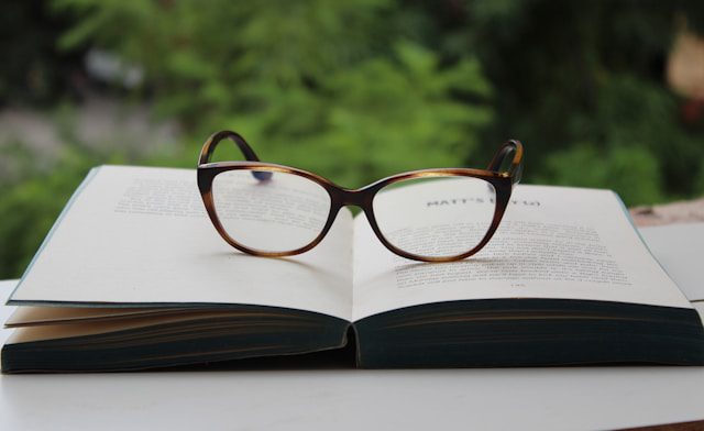 Do you wear glassses to lipread?