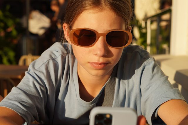 Can you lipread someone wearing sunglasses ?